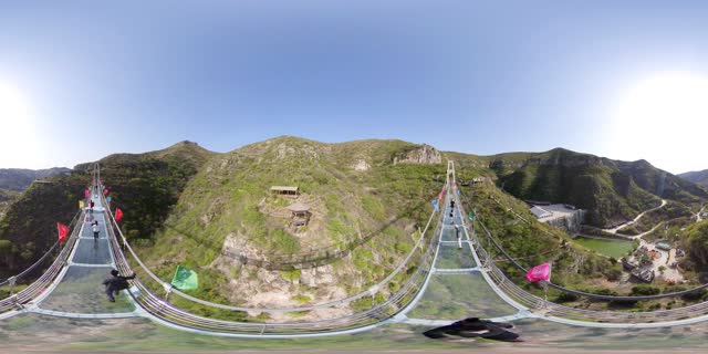 青铜山玻璃吊桥
